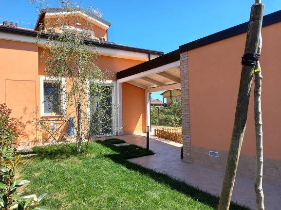 casa indipendente in vendita a Rimini in zona Vergiano