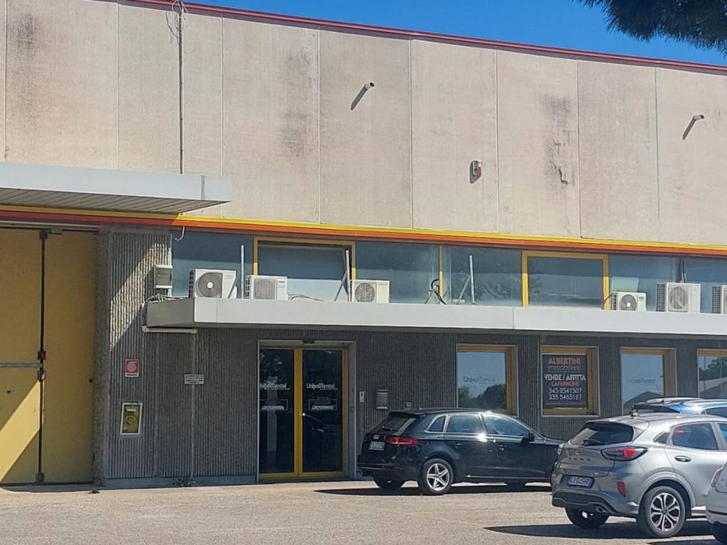 locale commerciale in vendita a Rimini