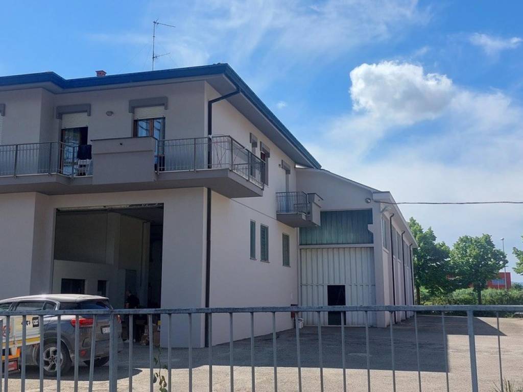 locale commerciale in vendita a Rimini