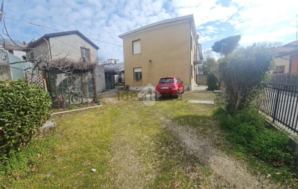 casa indipendente in vendita a Rimini in zona Viserba