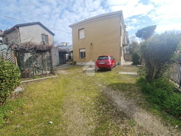 casa indipendente in vendita a Rimini in zona Viserba