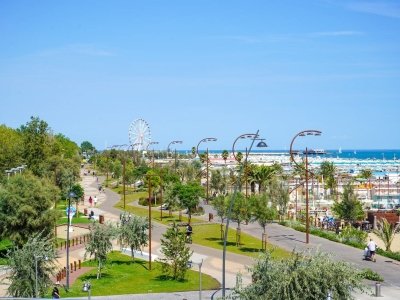 negozio in vendita a Rimini in zona Marina Centro