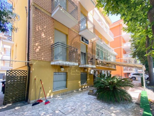 intera palazzina in vendita a Rimini in zona Marebello