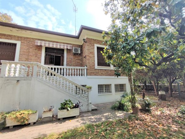 casa indipendente in vendita a Rimini in zona Miramare di Rimini