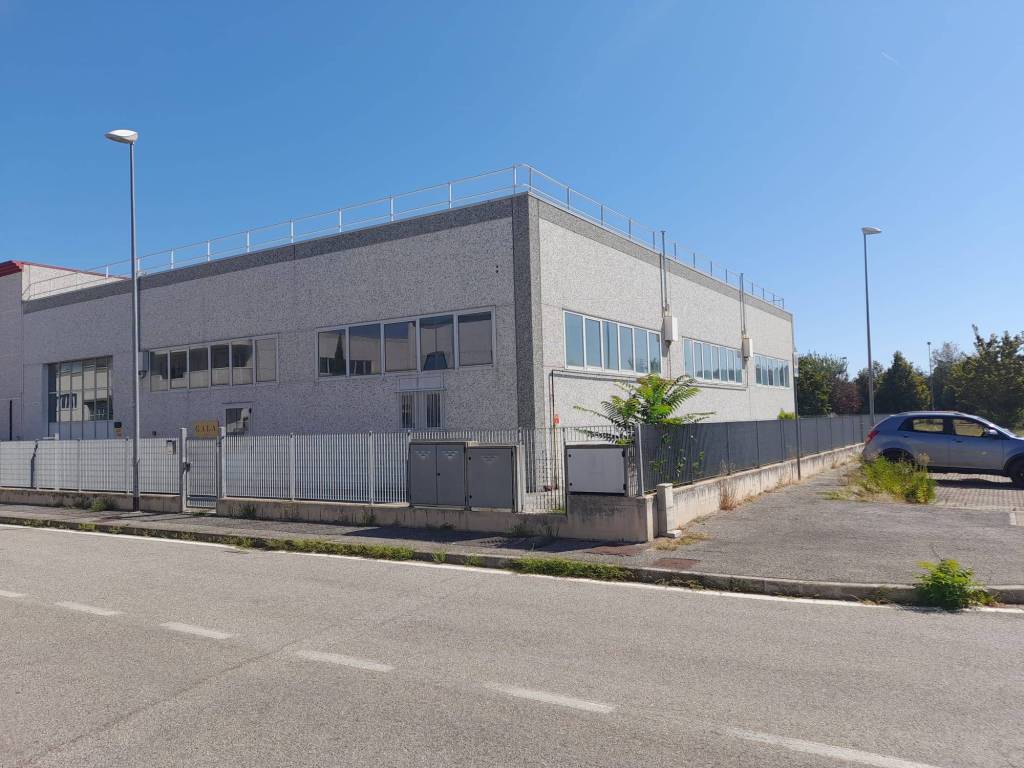 locale commerciale in vendita a Rimini in zona San Lorenzo in Correggiano