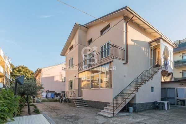 casa indipendente in vendita a Rimini in zona Rivazzurra