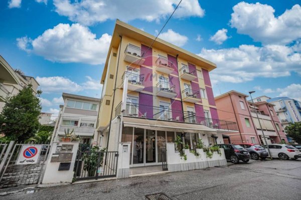 negozio in vendita a Rimini in zona Marina Centro
