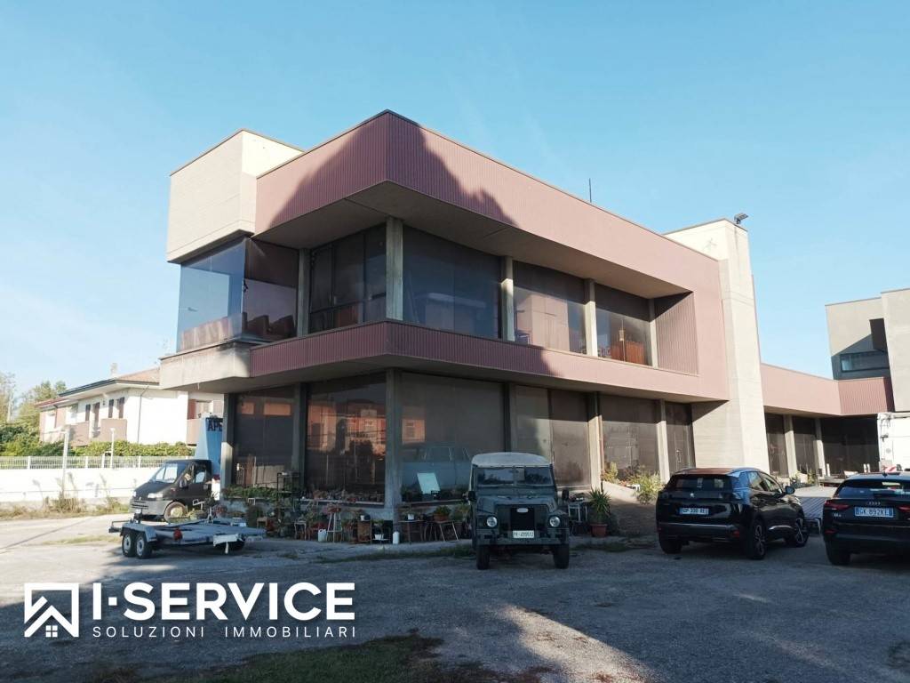 locale commerciale in vendita a Rimini in zona Celle