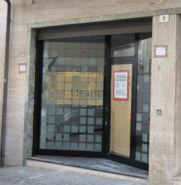 negozio in vendita a Rimini in zona Marina Centro