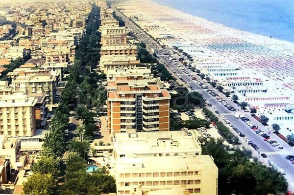 negozio in vendita a Rimini in zona Marina Centro