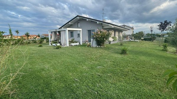 casa indipendente in vendita a Rimini in zona Viserba