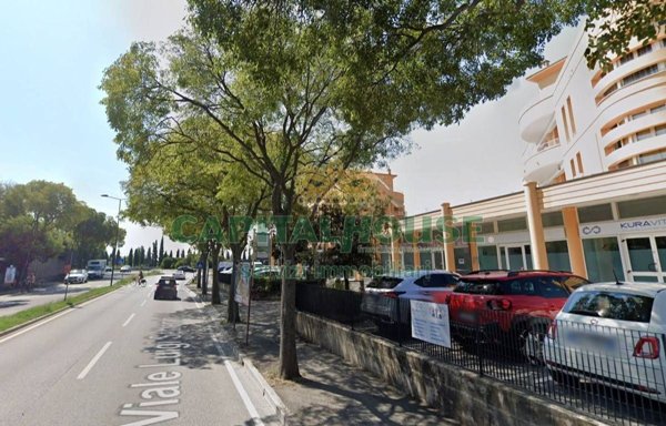 negozio in vendita a Rimini in zona Colonnella