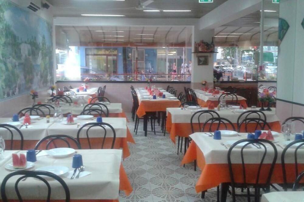negozio in vendita a Rimini in zona Miramare di Rimini