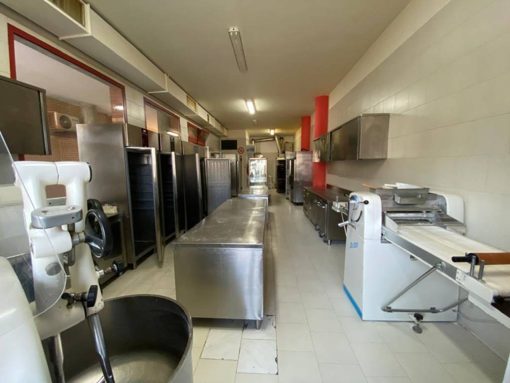 negozio in vendita a Rimini in zona Celle
