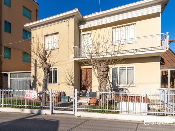 appartamento in vendita a Rimini in zona Marina Centro