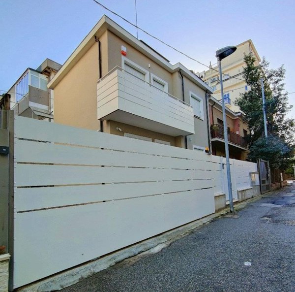 casa indipendente in vendita a Rimini in zona Marina Centro
