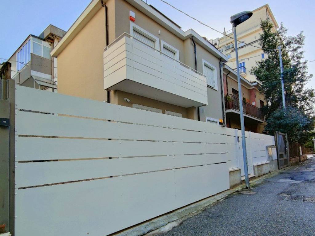 casa indipendente in vendita a Rimini in zona Marina Centro