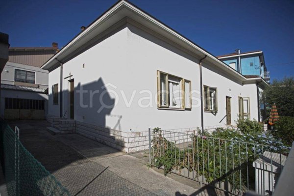 casa indipendente in vendita a Rimini in zona Lagomaggio