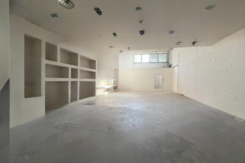 negozio in vendita a Rimini in zona Celle