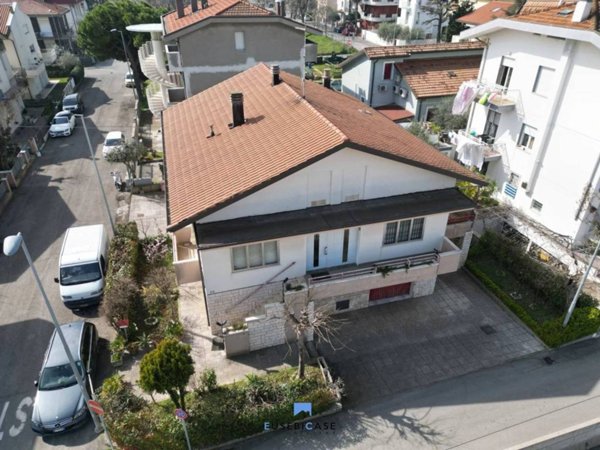 casa indipendente in vendita a Rimini in zona Miramare di Rimini