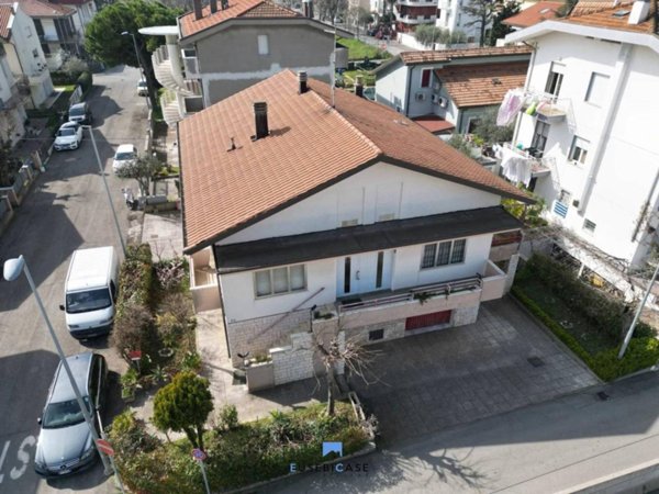casa indipendente in vendita a Rimini in zona Miramare di Rimini