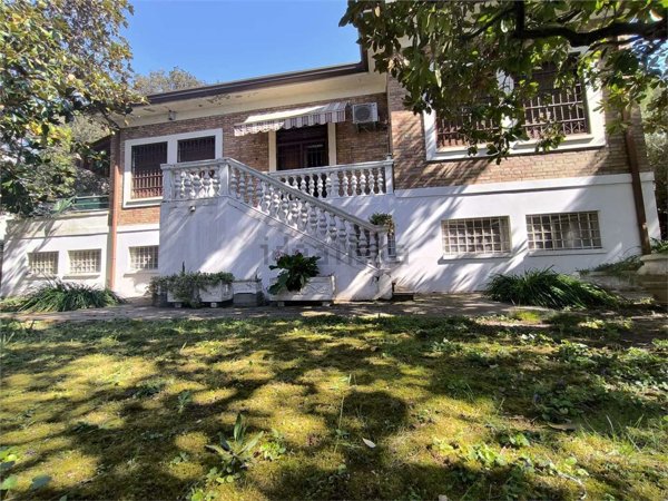 casa indipendente in vendita a Rimini in zona Miramare di Rimini