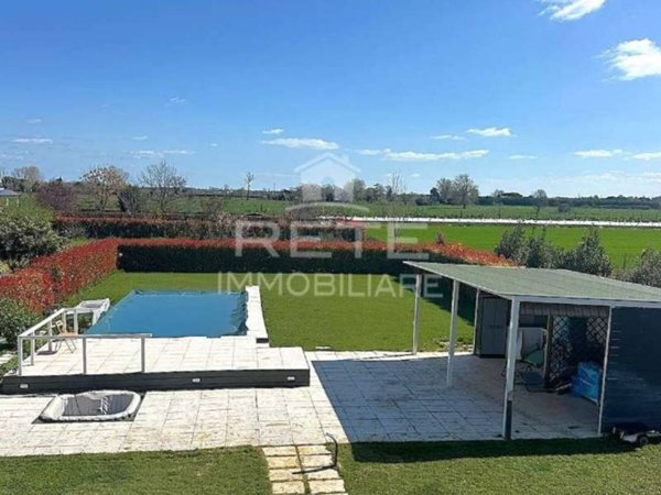 casa indipendente in vendita a Rimini in zona Viserba