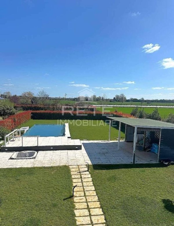 casa indipendente in vendita a Rimini in zona Viserba