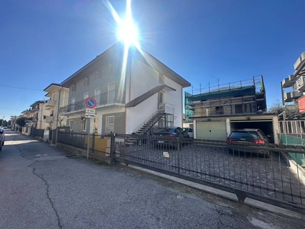 intera palazzina in vendita a Rimini in zona Miramare di Rimini