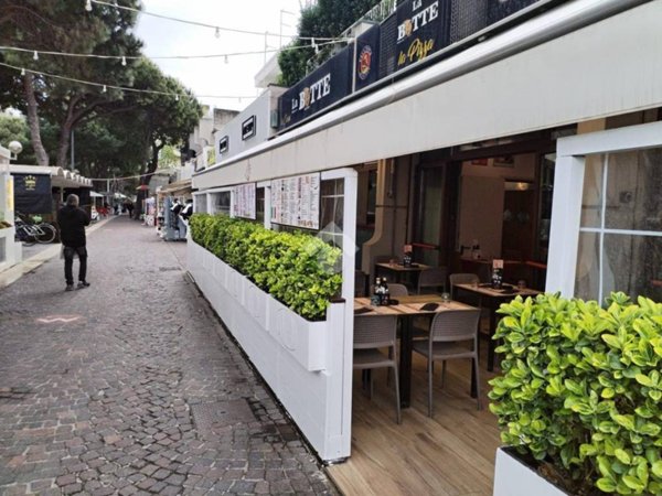 negozio in vendita a Rimini in zona Marina Centro
