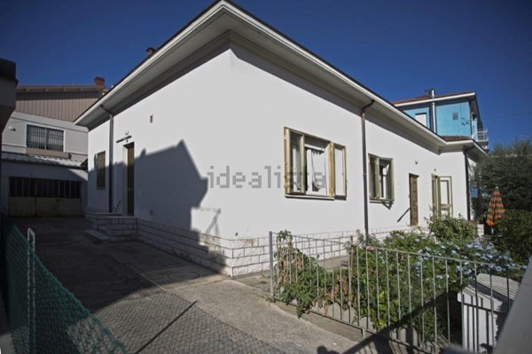 casa indipendente in vendita a Rimini in zona Lagomaggio