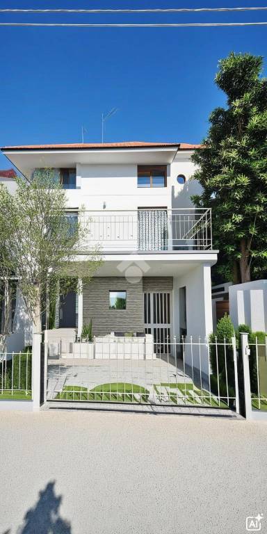casa indipendente in vendita a Rimini in zona Viserbella