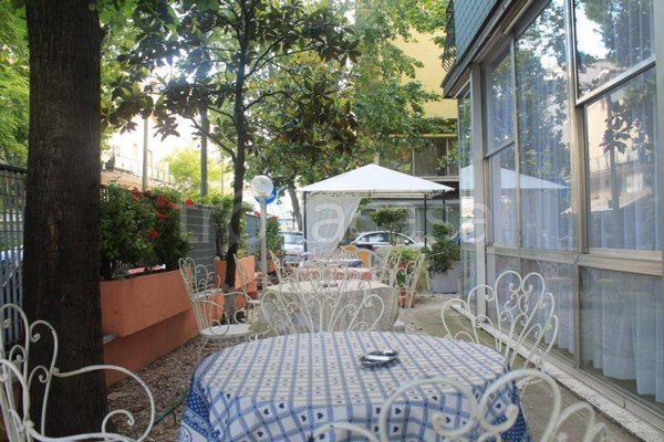 negozio in vendita a Rimini in zona Miramare di Rimini