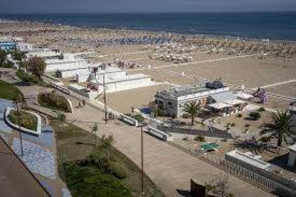 negozio in vendita a Rimini in zona Miramare di Rimini