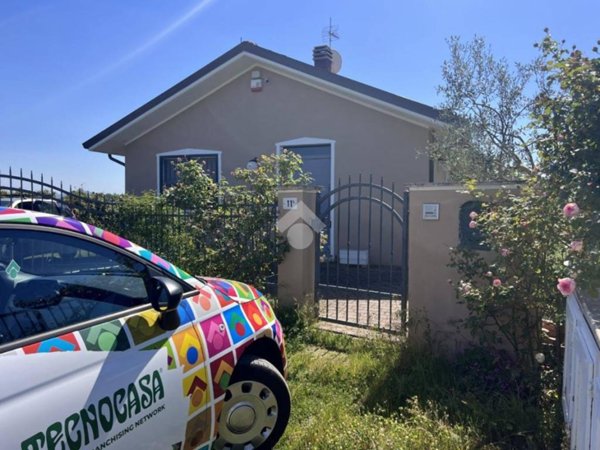 casa indipendente in vendita a Rimini in zona Miramare di Rimini
