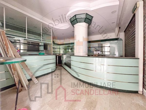 negozio in vendita a Rimini in zona Marina Centro