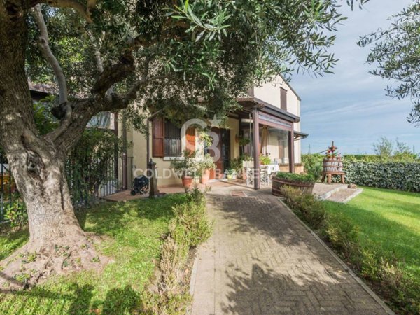 casa indipendente in vendita a Rimini in zona Spadarolo