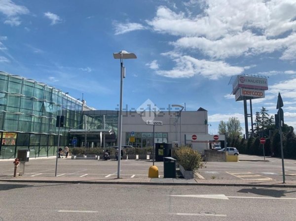 negozio in vendita a Rimini in zona Celle