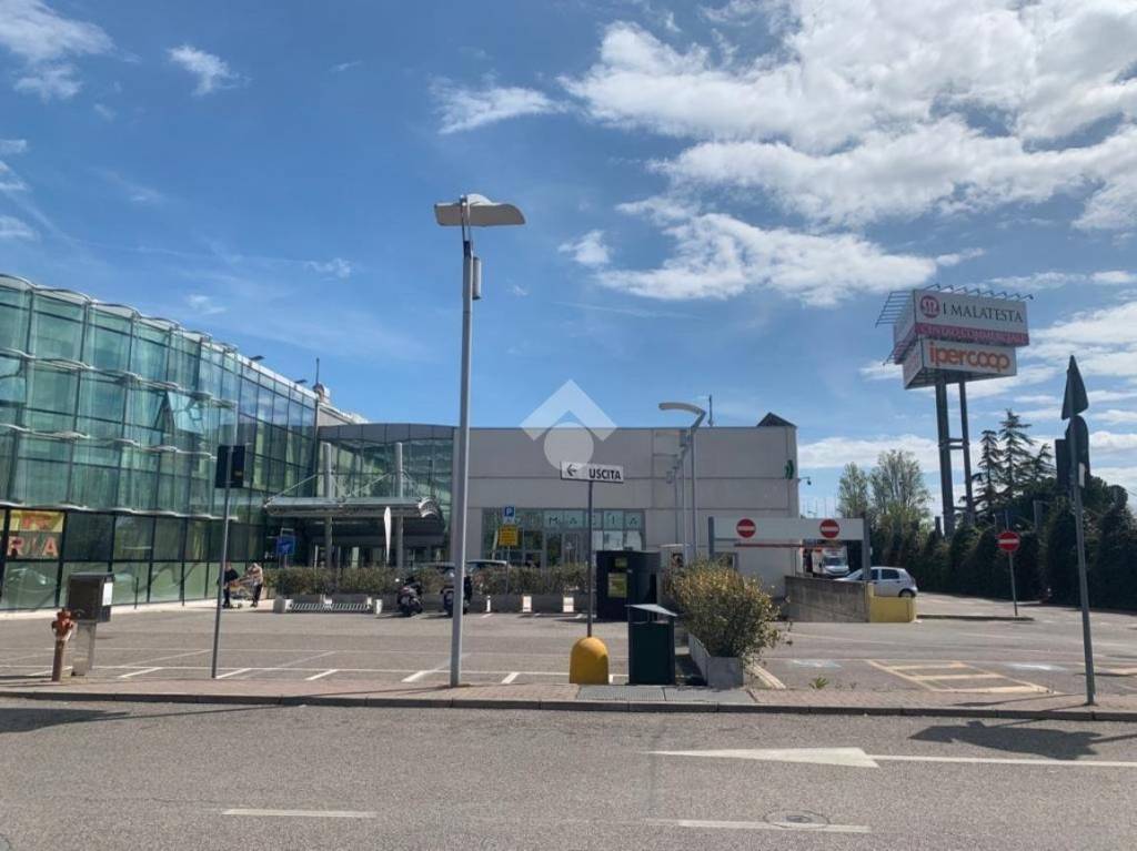 negozio in vendita a Rimini in zona Celle