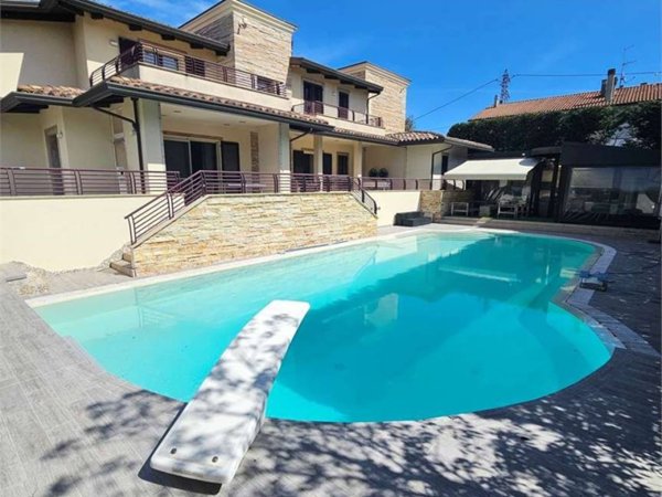 casa indipendente in vendita a Rimini in zona Vergiano