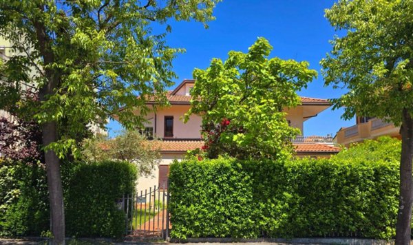 casa indipendente in vendita a Rimini in zona Miramare di Rimini