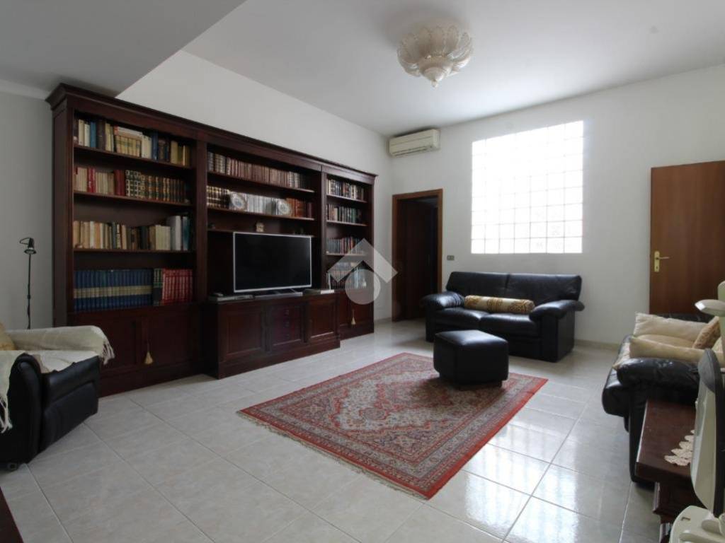 casa indipendente in vendita a Rimini in zona Fiera Vecchia