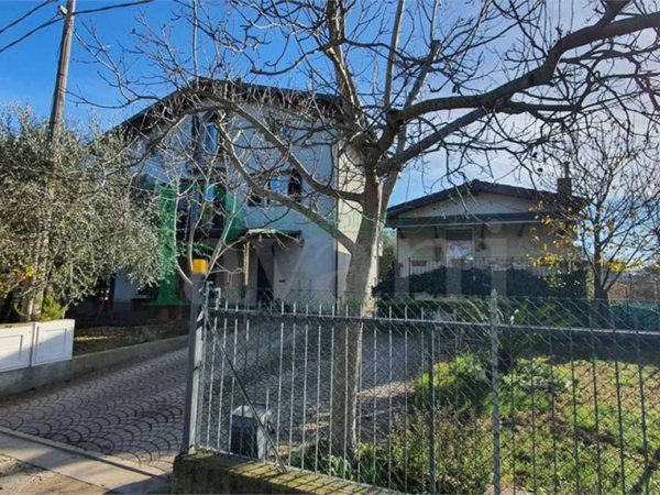 casa indipendente in vendita a Rimini in zona Miramare di Rimini