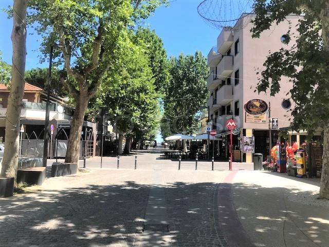 negozio in vendita a Rimini in zona Miramare di Rimini
