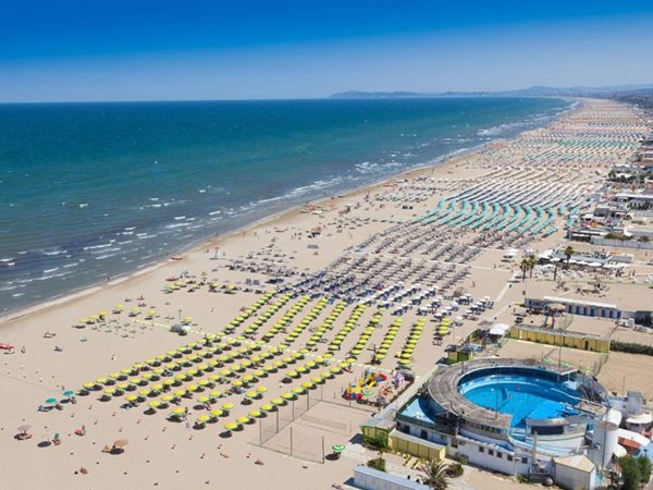 negozio in vendita a Rimini in zona Miramare di Rimini