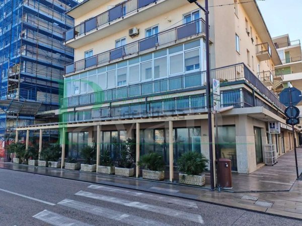 locale commerciale in vendita a Rimini in zona Viserba