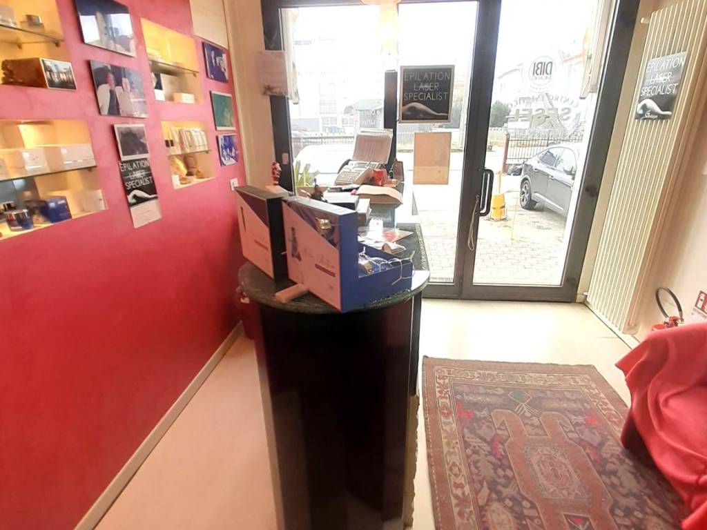 negozio in vendita a Rimini in zona Miramare di Rimini