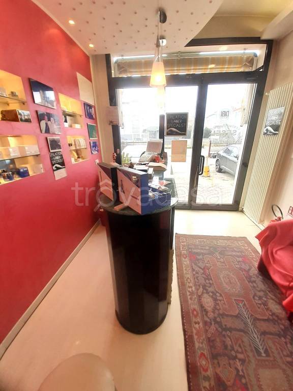 negozio in vendita a Rimini in zona Miramare di Rimini