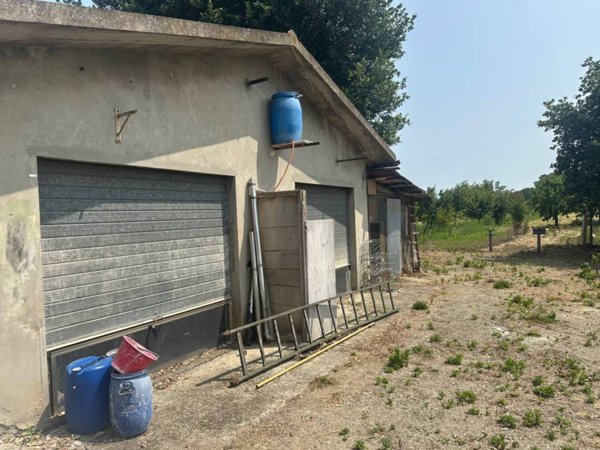locale di sgombero in vendita a Rimini in zona Spadarolo