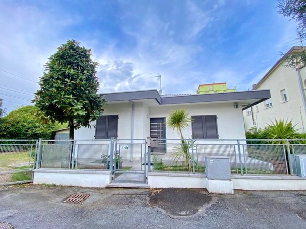 casa indipendente in vendita a Rimini in zona Miramare di Rimini
